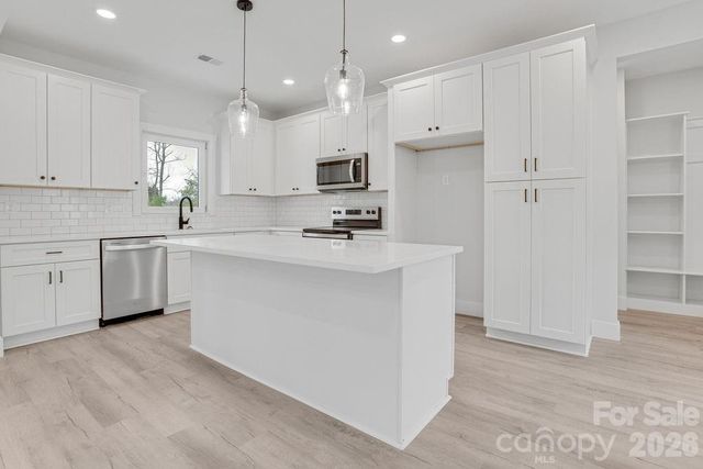 1500 Avalon Oaks Court, Dallas, NC 28034