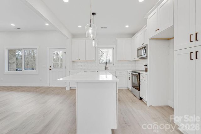 1500 Avalon Oaks Court, Dallas, NC 28034