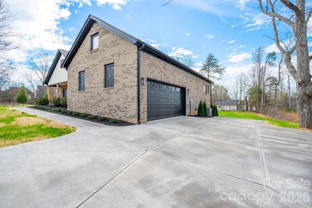 1500 Avalon Oaks Court, Dallas, NC 28034