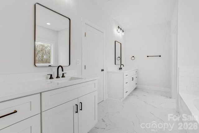 1500 Avalon Oaks Court, Dallas, NC 28034