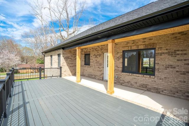 1500 Avalon Oaks Court, Dallas, NC 28034