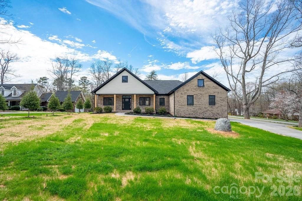 1500 Avalon Oaks Court, Dallas, NC 28034