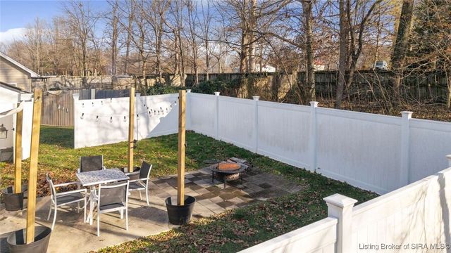 812 Twin Oaks Drive, Henryville, IN 47126