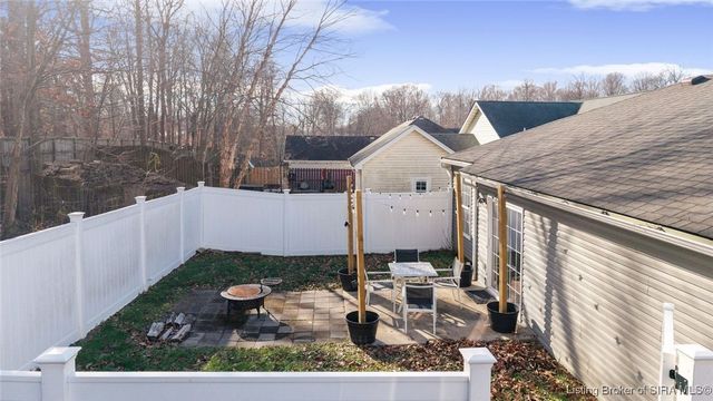 812 Twin Oaks Drive, Henryville, IN 47126