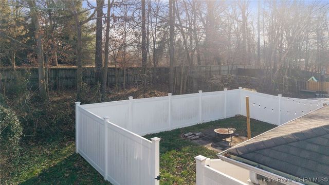 812 Twin Oaks Drive, Henryville, IN 47126