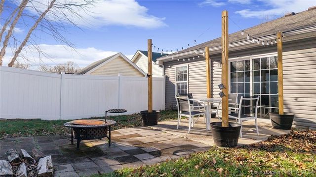 812 Twin Oaks Drive, Henryville, IN 47126