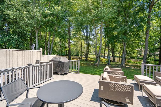 10 Pond View Court, Jericho, NY 11753