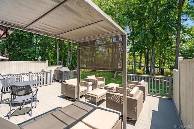 10 Pond View Court, Jericho, NY 11753