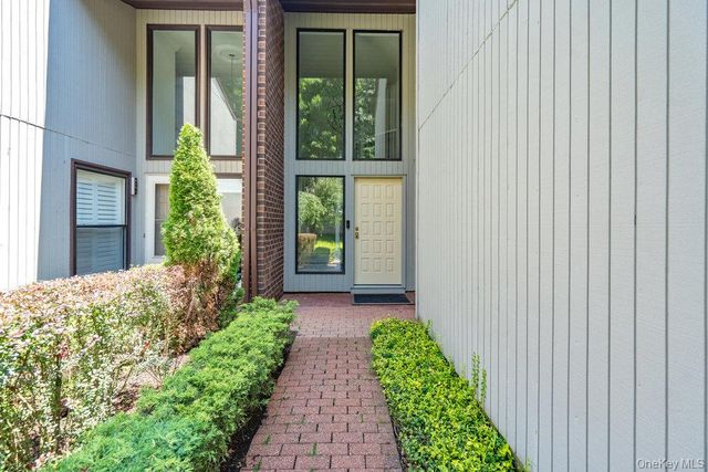 10 Pond View Court, Jericho, NY 11753