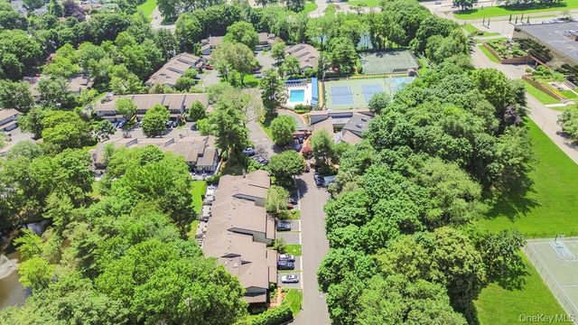 10 Pond View Court, Jericho, NY 11753