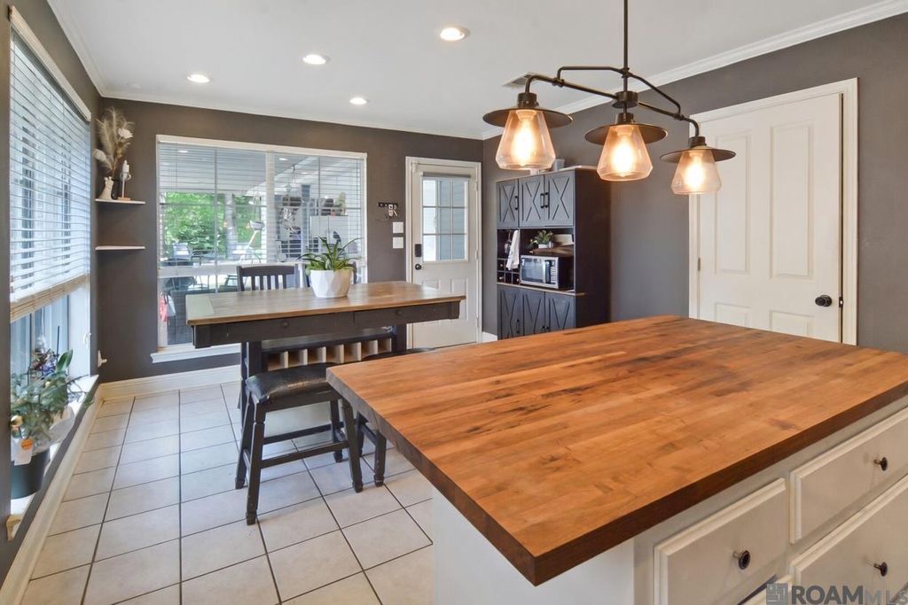 17190 N Lake Dr, Prairieville, LA 70769