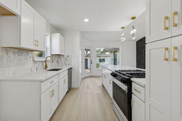 6858 Freemont Street, Dallas, TX 75231