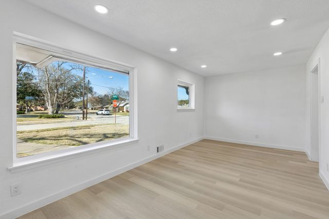 6858 Freemont Street, Dallas, TX 75231