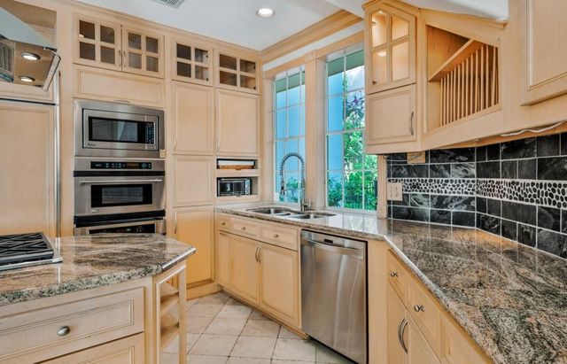 35 W Isle Place, The Woodlands, TX 77381
