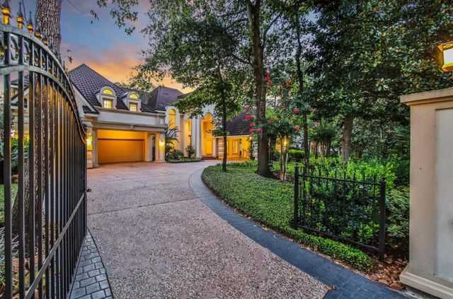 35 W Isle Place, The Woodlands, TX 77381