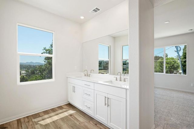 1527 Wingwood, Vista, CA 92083
