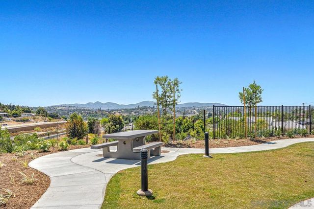 1527 Wingwood, Vista, CA 92083