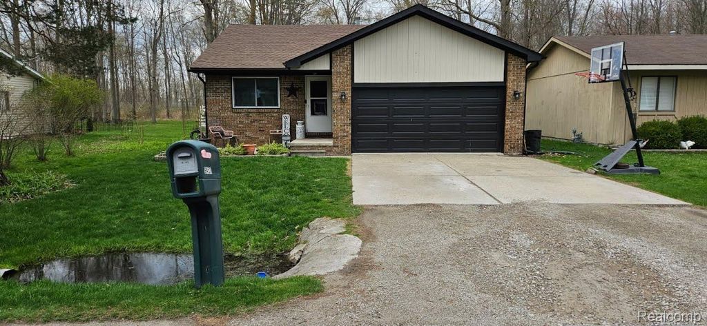 9450 Lakepointe Boulevard, Clay Township, MI 48001
