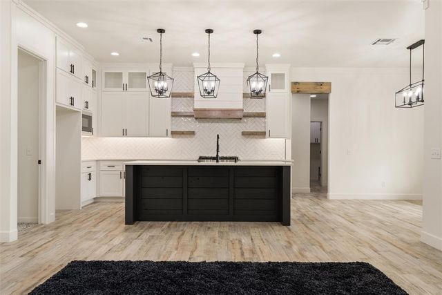 10140 Oakwood Drive, Edmond, OK 73025