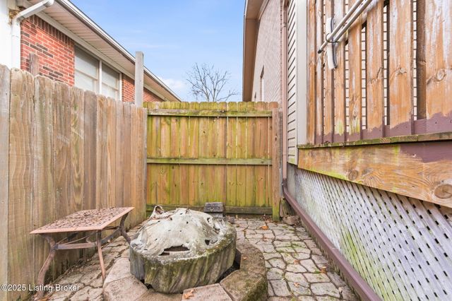 4526 Sandhill Rd, Louisville, KY 40219