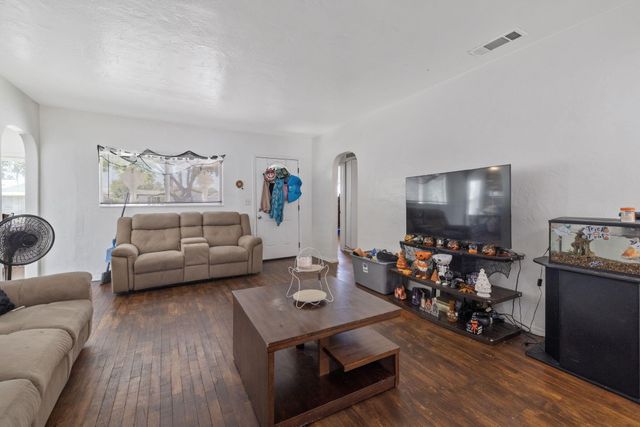 329 E Fedora Avenue, Fresno, CA 93704