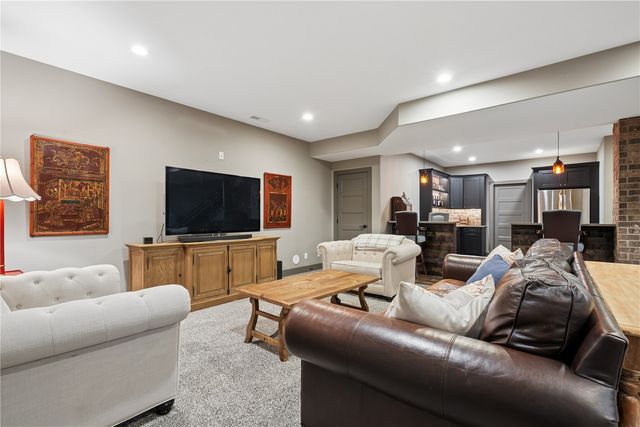 1184 Foxborough Dr, Marion, IA 52302