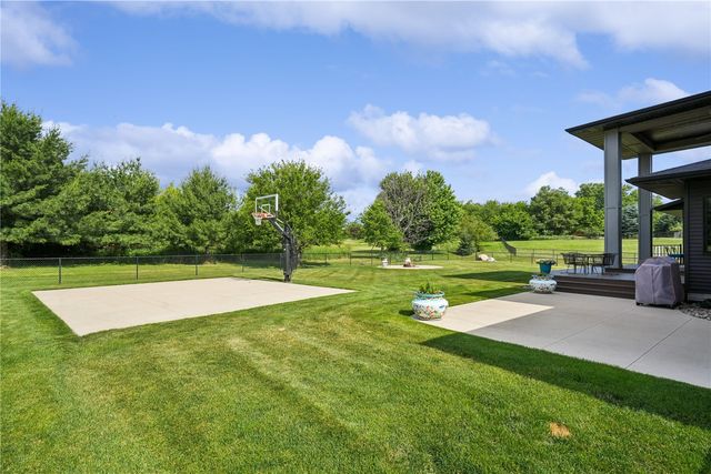 1184 Foxborough Dr, Marion, IA 52302