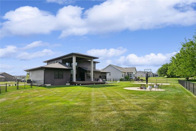 1184 Foxborough Dr, Marion, IA 52302