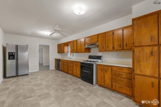 711 E BANK STREET, Iowa Park, TX 76367