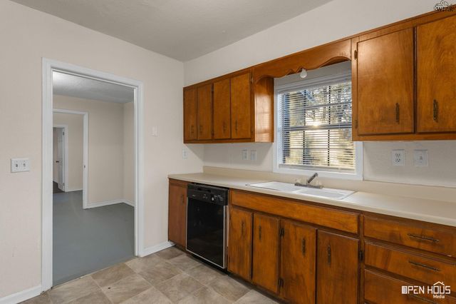 711 E BANK STREET, Iowa Park, TX 76367