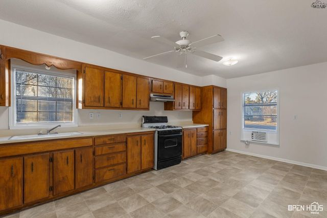 711 E BANK STREET, Iowa Park, TX 76367