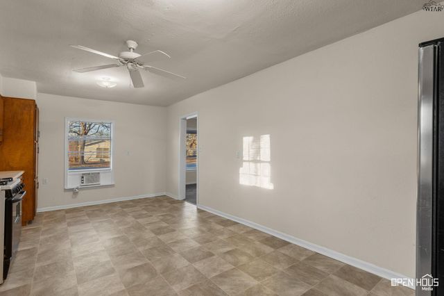 711 E BANK STREET, Iowa Park, TX 76367