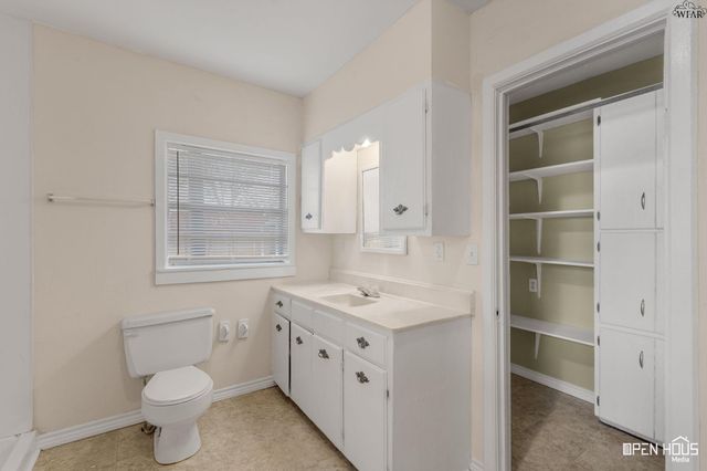 711 E BANK STREET, Iowa Park, TX 76367