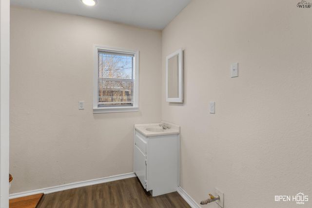 711 E BANK STREET, Iowa Park, TX 76367