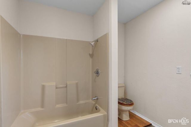 711 E BANK STREET, Iowa Park, TX 76367