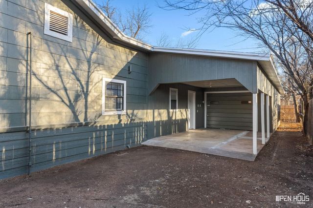 711 E BANK STREET, Iowa Park, TX 76367