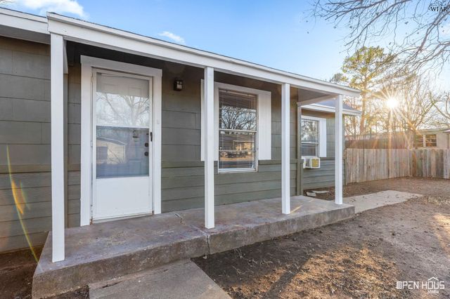 711 E BANK STREET, Iowa Park, TX 76367