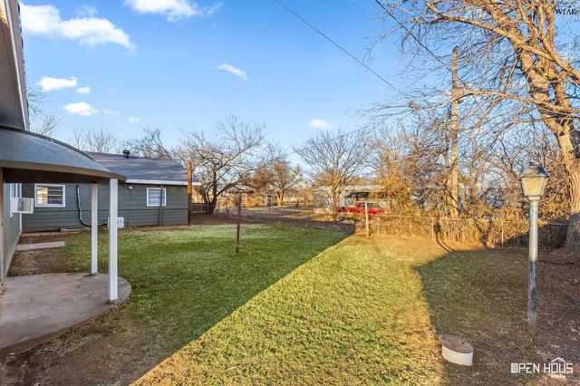 711 E BANK STREET, Iowa Park, TX 76367