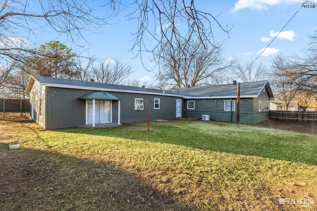 711 E BANK STREET, Iowa Park, TX 76367