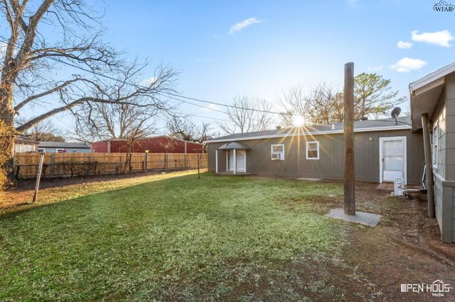 711 E BANK STREET, Iowa Park, TX 76367