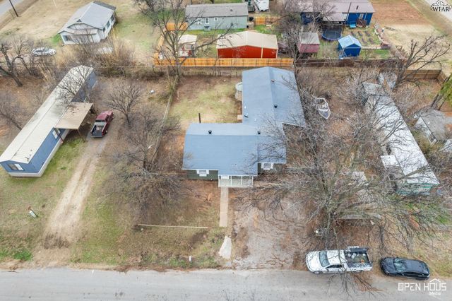 711 E BANK STREET, Iowa Park, TX 76367