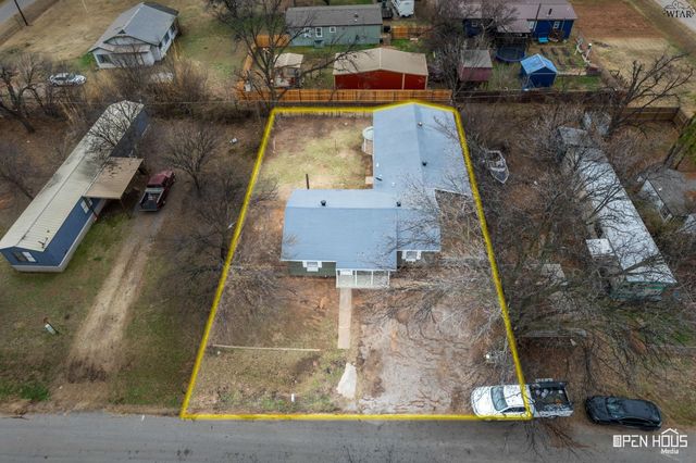 711 E BANK STREET, Iowa Park, TX 76367