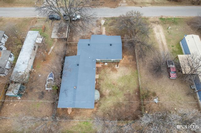 711 E BANK STREET, Iowa Park, TX 76367