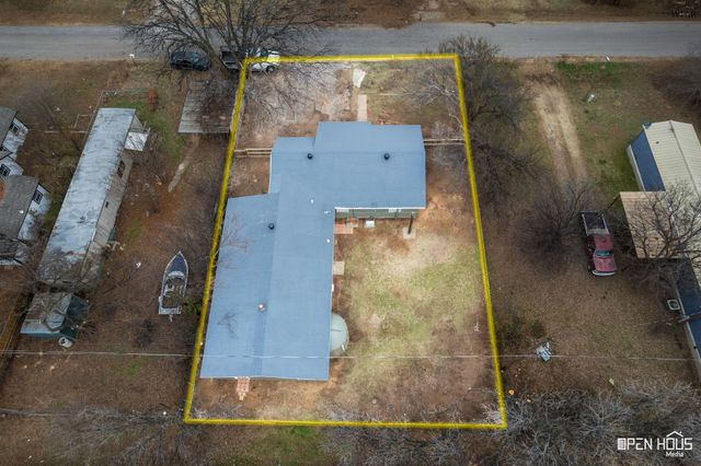 711 E BANK STREET, Iowa Park, TX 76367