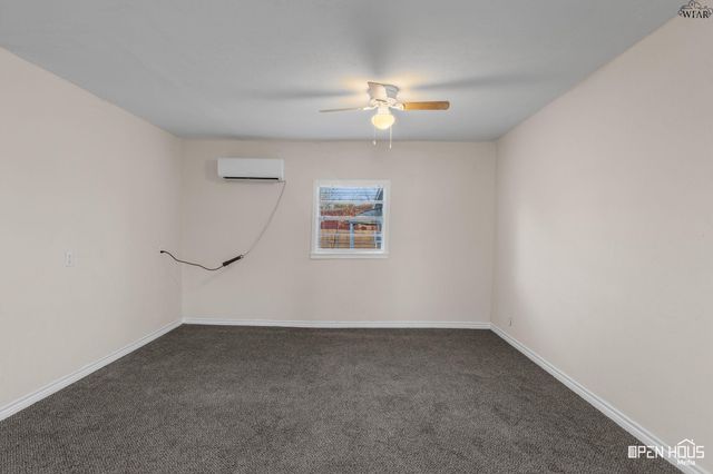 711 E BANK STREET, Iowa Park, TX 76367