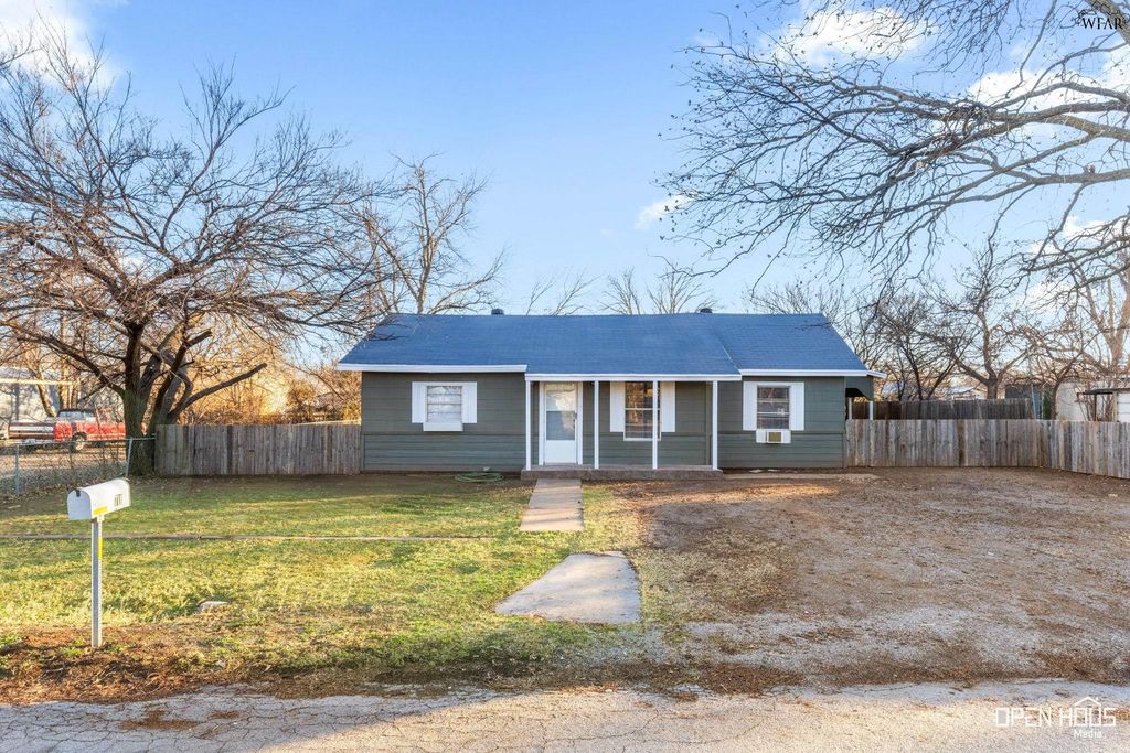 711 E BANK STREET, Iowa Park, TX 76367