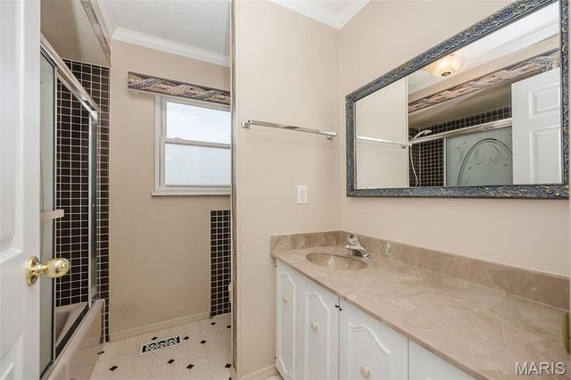 1803 Seven Pines, St Louis, MO 63146