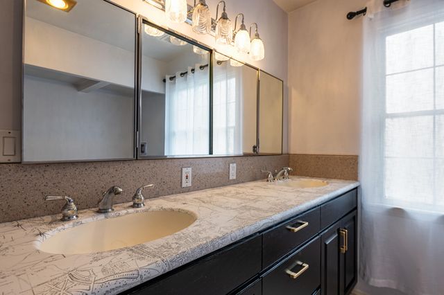 1809 Newton Place NE, Albuquerque, NM 87106