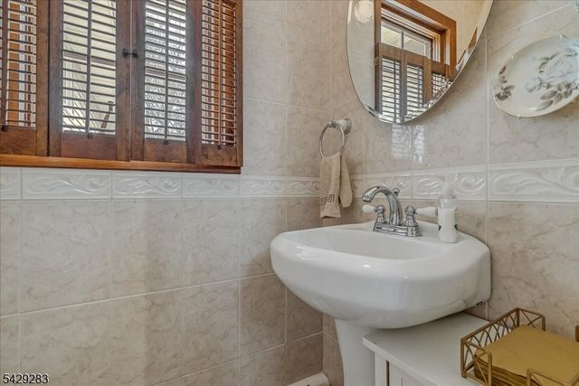 40 Catherine Ct, Cedar Grove Twp., NJ 07009