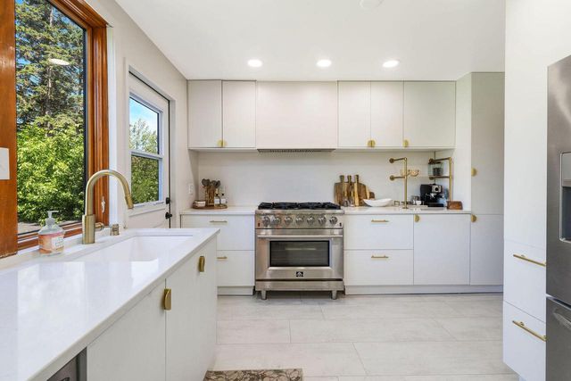 6465 N Santa Monica BOULEVARD, Fox Point, WI 53217